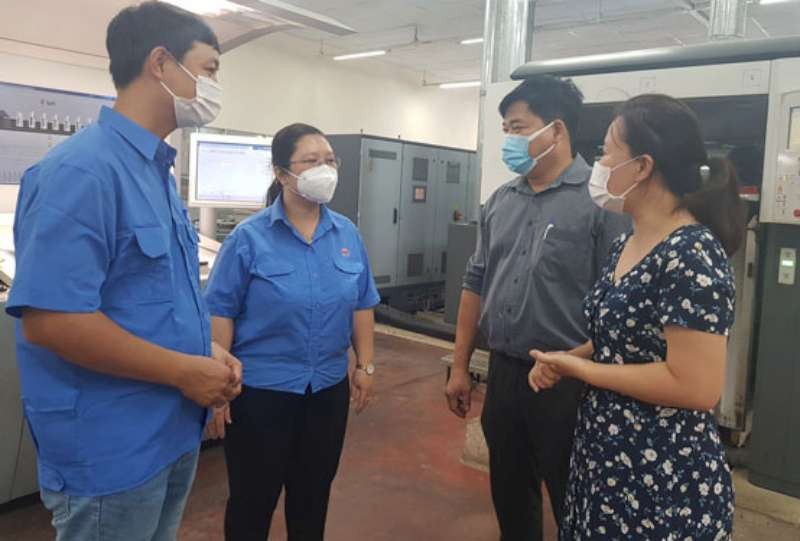 第七印刷股份公司黨委書記黎氏碧幸（右一）與公司的黨員交流。