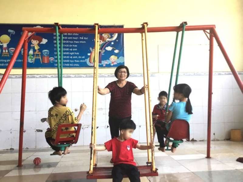 范氏紅和她撫養的殘疾孤兒。