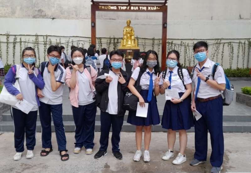 　　文朗學校高中生在裴氏春學校 考場參加優秀生考試。