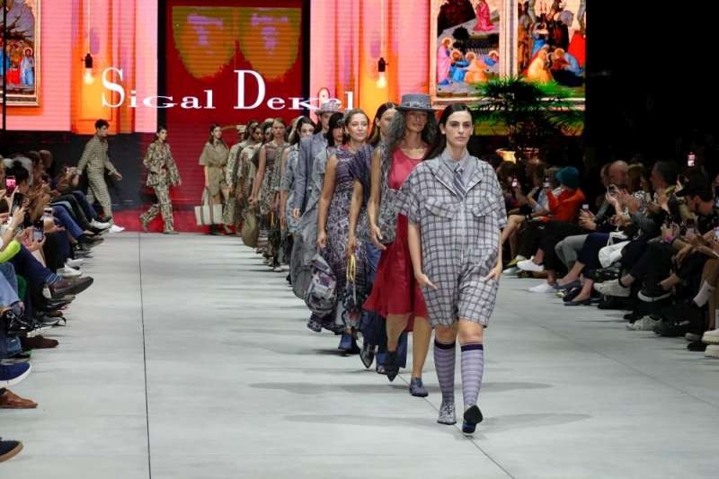 4月4日，模特在以色列特拉維夫時裝週上展示時裝。