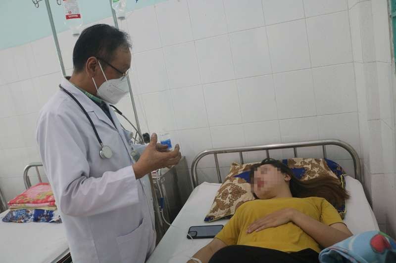 儘管患有直腸癌擴散至肝臟症狀已有兩年， 但林福智醫生仍然每天為人們診治病。