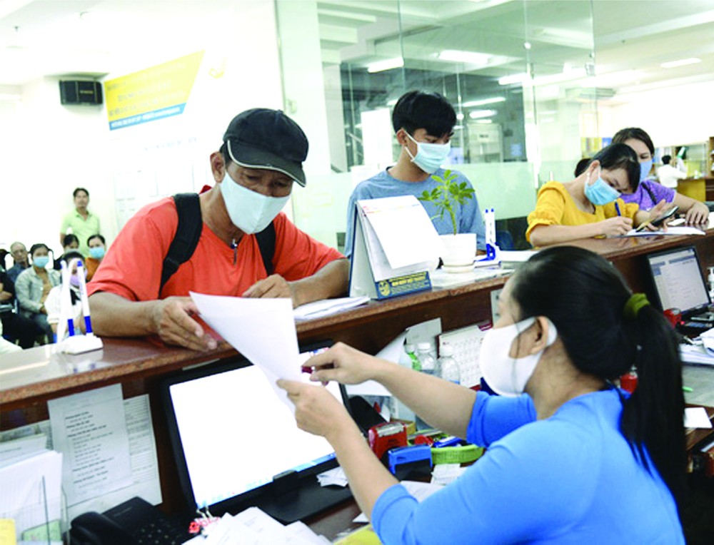 勞動者辦理領取社保金手續。