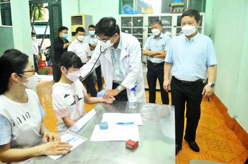 市人委會副主席楊英德檢查接種工作。