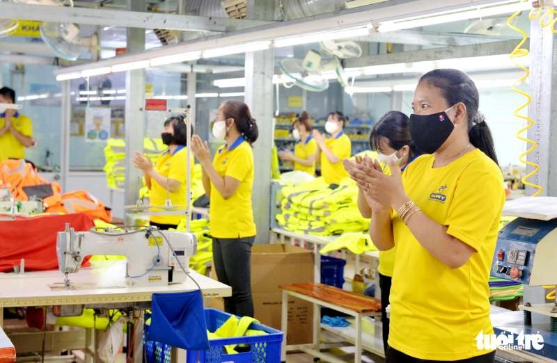 本市DONY成衣公司員工進行中班運動。