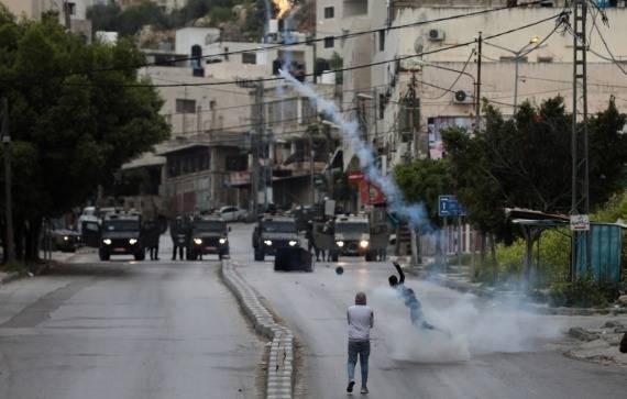 4月13日，在約旦河西岸城市納布盧斯，巴勒斯坦人與以色列軍隊發生沖突。新華社發（艾曼·諾巴尼攝）
