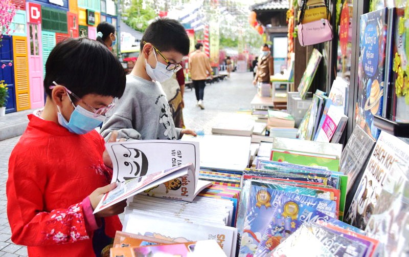 小朋友在書香街看書。