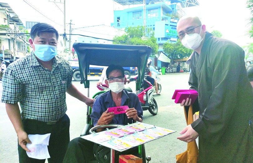 釋通振法師向殘疾人士贈送禮物。