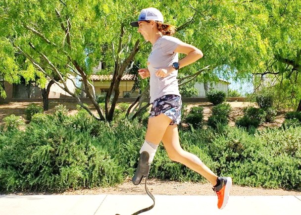 亨特-布羅爾斯瑪裝上義肢跑步。