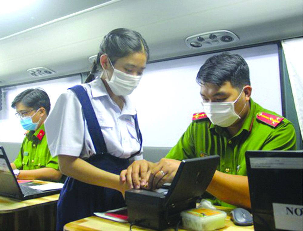 公安在為中學生辦理電子芯片公民身份證。