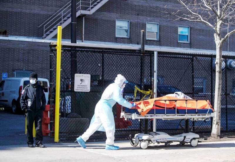 去年，因新冠相關原因死亡的美國人總數超過46萬。