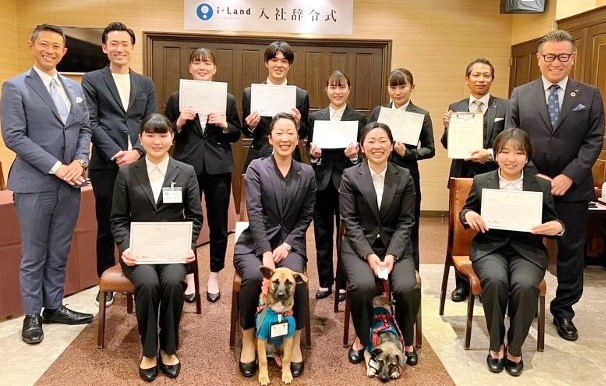 流浪犬出席入職儀式。