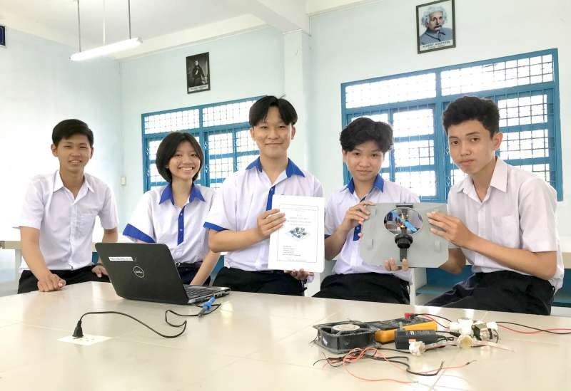 范越慶（左一）和其他團隊成員。