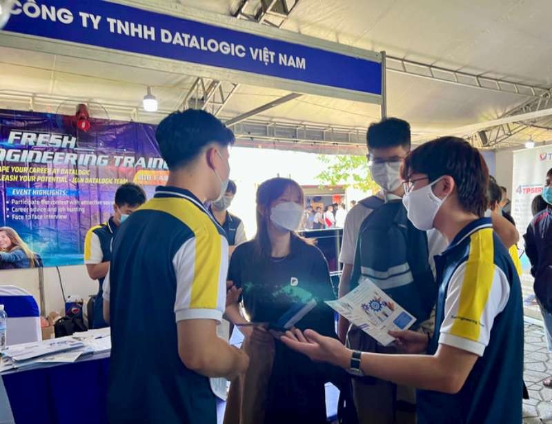 　　大學生在由本市百科大學舉辦的就業盛會尋找 工作機會。