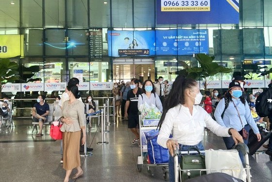 乘客從新山一機場出來。