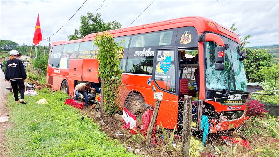 客車連環撞兩輛摩托車致 3 人傷亡