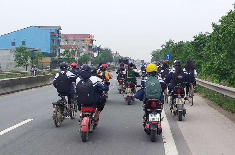 學生在路上橫排行駛非常危險。