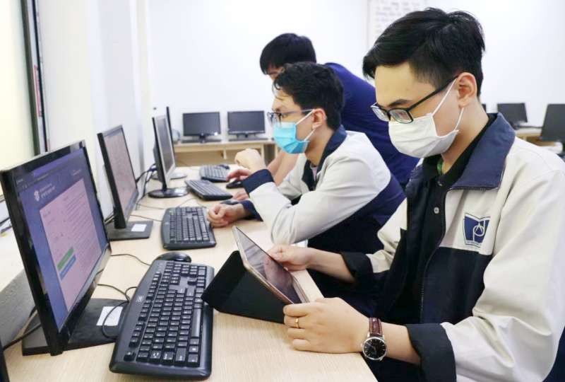 學生開始登記參加高中畢業試