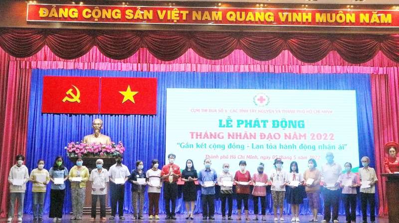 第十一郡貧困戶獲贈送輔助金。