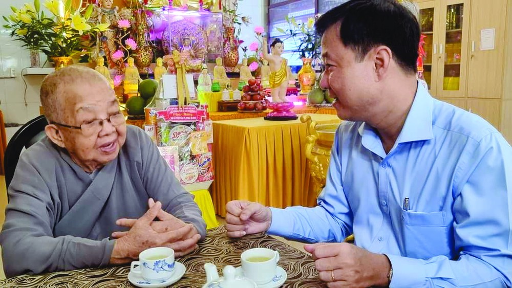 第五郡越南祖國陣線委員會主席黎晉才(右)親切問候覺聲寺法師。