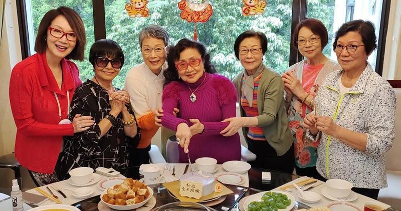 白雪仙(左四)與徒弟和好友慶生。