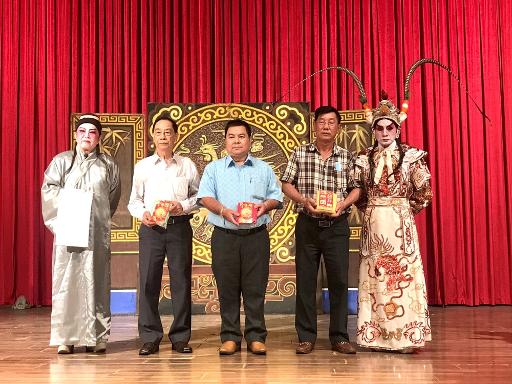 藝人代表向贊助演出的顧問回贈福禮。