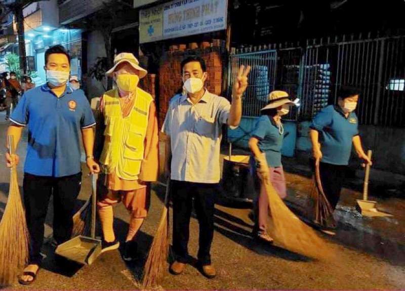 蓮華寺住持釋惟鎮法師（左二）一直做好環保和社會慈善工作。