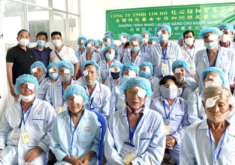 劉根全(後排左一)和朋友、負責人 與施了手術者合照。