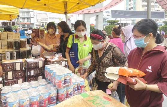 工會會員在“會員福利”展攤選購物品。