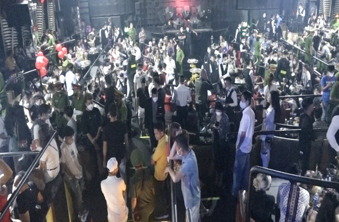 公安檢查第三郡Ferso酒吧,發現有91人對毒品呈陽性反應。