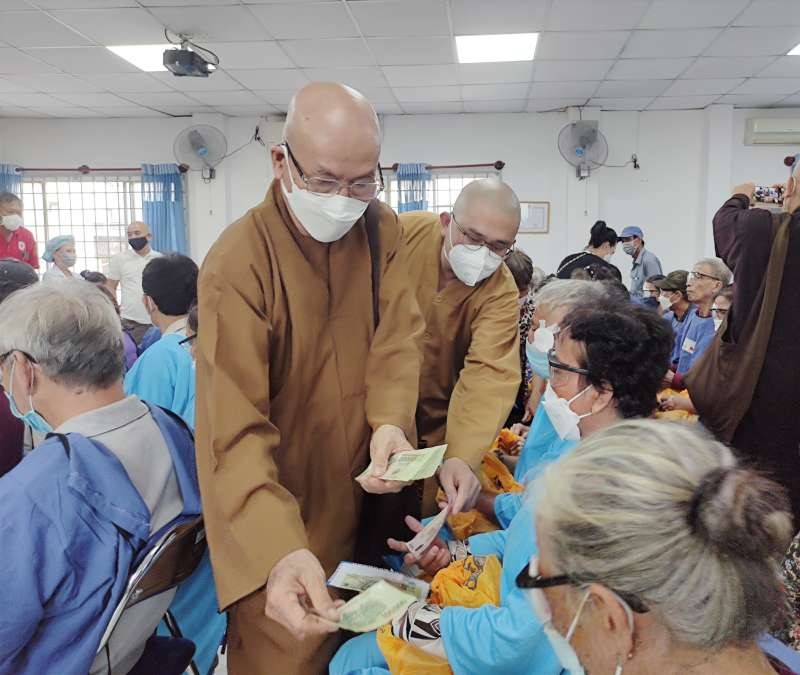 釋心圓法師及釋通振法師向病人贈送禮物。