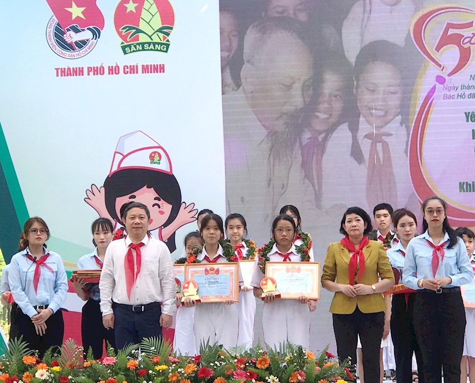 市人委會副主席楊英德頒發獎狀給少先隊聯隊長。