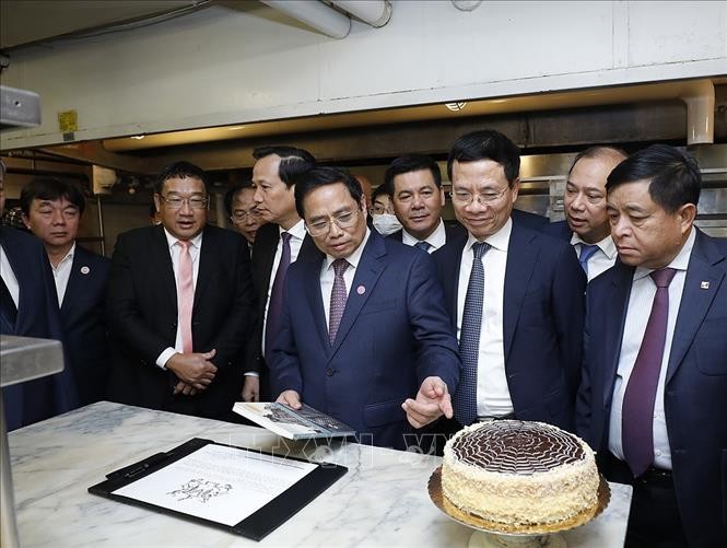 政府總理范明政走訪胡志明主席曾經在此工作的歐尼帕克豪斯酒店。