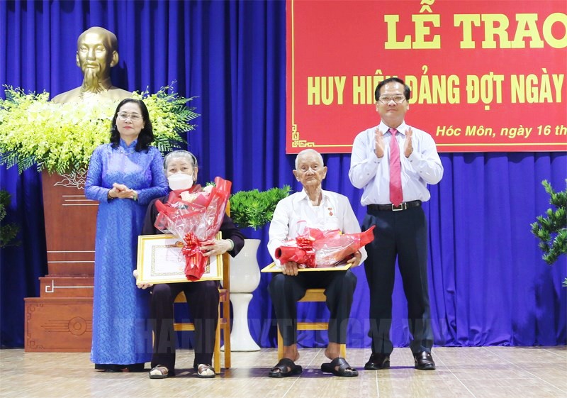 市人民議會主席阮氏麗向黨員頒授黨齡紀念章。