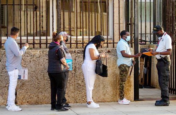 在哈瓦那美國大使館外等待的古巴人。圖源：互聯網