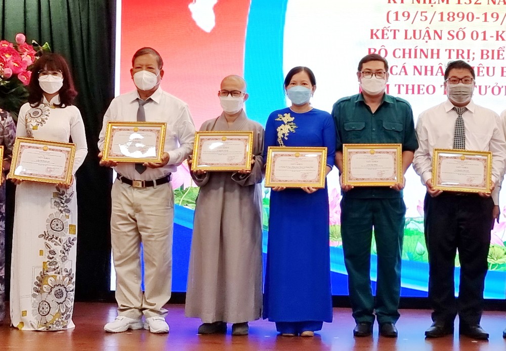 市領導頒授黨齡紀念章 ảnh 1