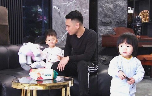 《媽媽不在-爸爸是超人》正吸引觀眾收看。