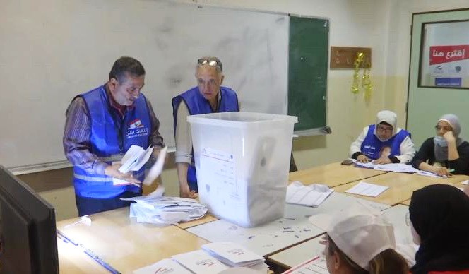 5月17日，黎巴嫩內政部長毛拉維公布了新當選的議員名單。