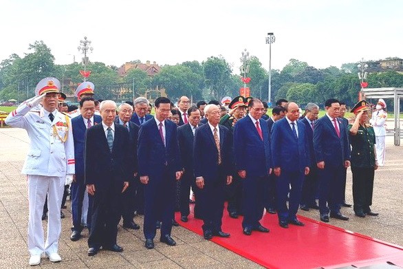 黨政領導晉謁胡志明主席陵