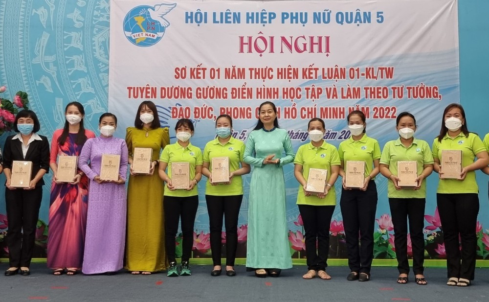 學習胡志明思想與道德榜樣婦女獲表彰