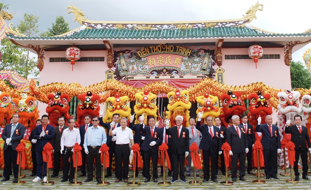 地方領導與理監事和諸位 嘉賓為鄭氏大宗祠重建落成 典禮剪綵。