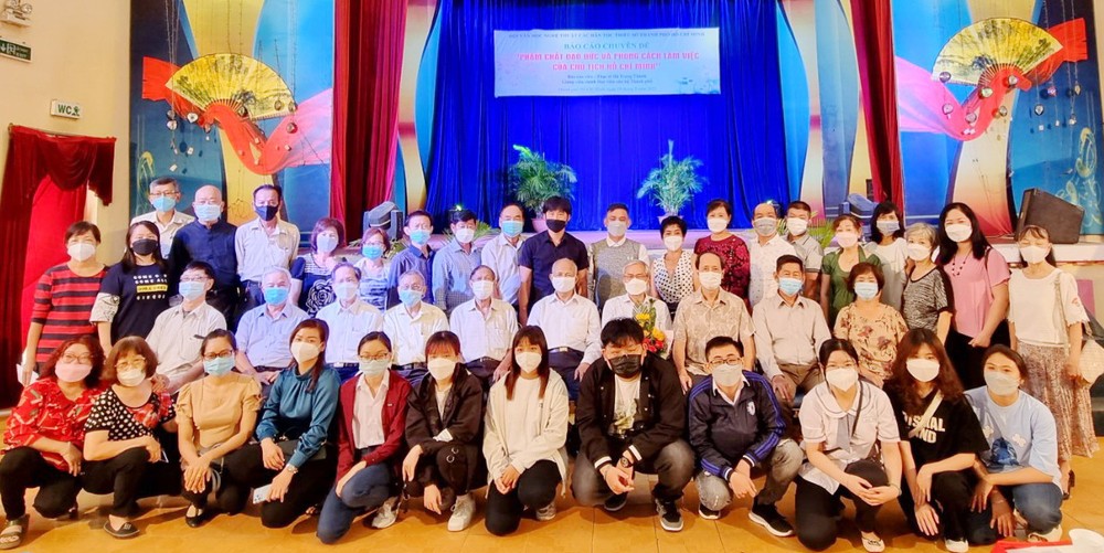 參加講座的模範會員、文藝工作者合影。