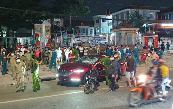 汽車被過激者砸破的現場。