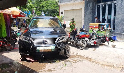 豪車連撞 7 輛摩托車