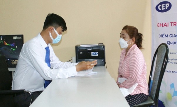 勞工在第七郡交易點聽取CEP產品諮詢。