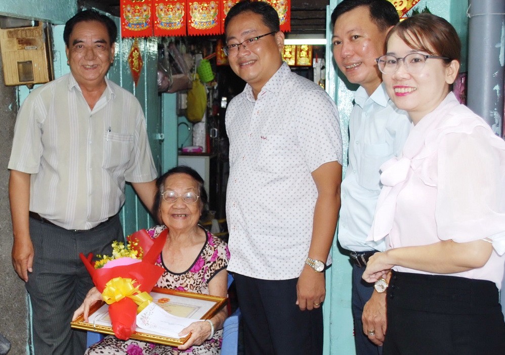 第十一郡郡委書記張國霖(右三)和郡高齡 人會主任朱杞文(左一)向華人老年人賀壽。