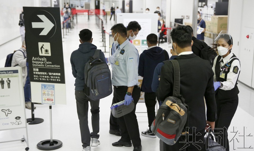 6月1日上午,抵達成田機場的旅客前往檢疫檢測區。(共同社)