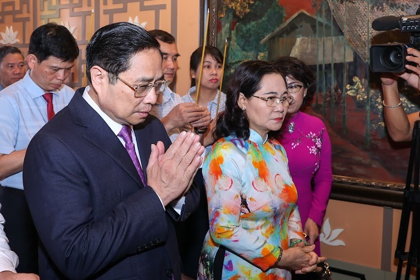 上香緬懷胡志明主席