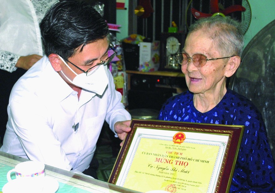 市領導向越南英雄母親和高齡長者祝壽 ảnh 1 市領導向越南英雄母親和高齡長者祝壽 ảnh 1