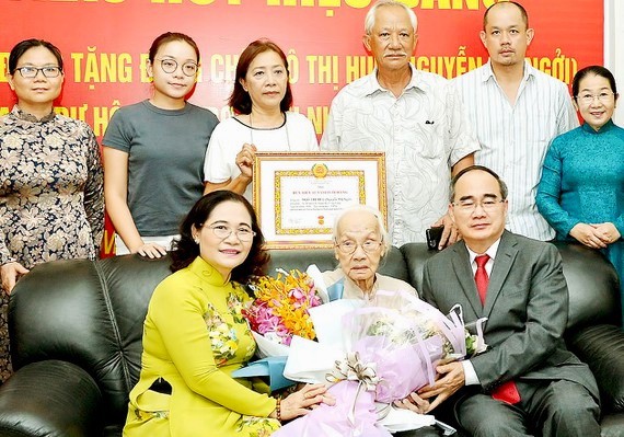 本市領導向吳氏惠同志頒授85年黨齡紀念章(2020年5月18日攝)。