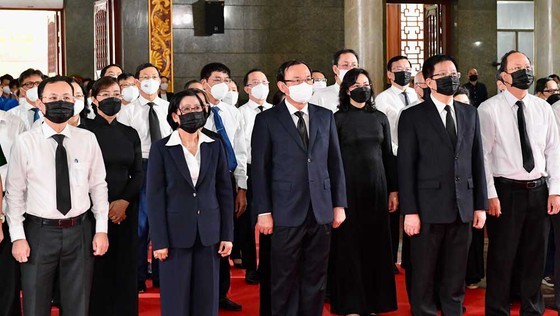 本市領導代表團前來弔唁。